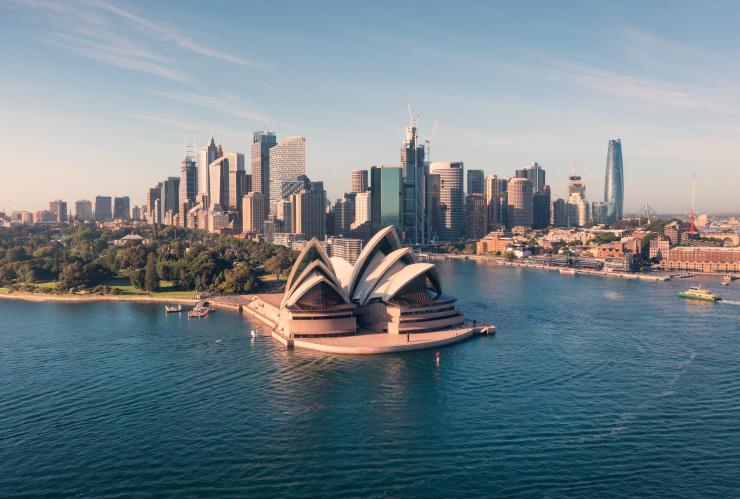Das Sydney Opera House, umgeben vom Sydney Harbour, dem Royal Botanic Garden Sydney und Sydney CBD, New South Wales © Destination NSW 