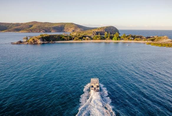 Luftaufnahme eines Boots, das Pumpkin Island ansteuert, Capricorn, Queensland © Tourism and Events Queensland