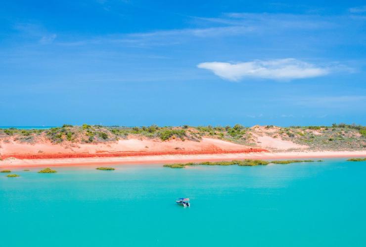 Kajakfahrer paddeln auf strahlend blauem Wasser, Roebuck Bay, Broome, Westaustralien © Tourism Australia 