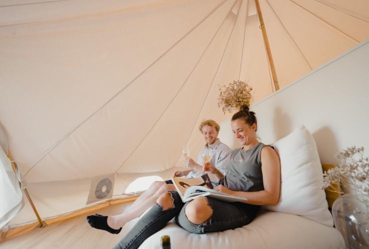 Ein Pärchen in einem Zelt bei Cubby and Co, Majura, Australian Capital Territory © Tourism Australia