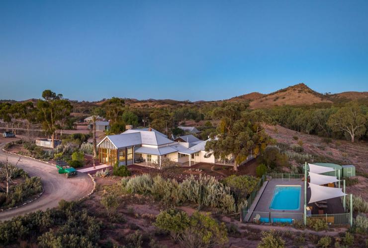 Luftaufnahme des Anwesens und des Pools der Arkaba Luxury Lodge, Flinders Ranges, Südaustralien © Isaac Forman