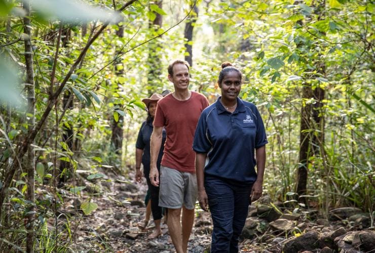 Eine indigene Frau führt auf einer Tour mit Mandingalbay Authentic Indigenous Tours Besucher durch den Regenwald, Cairns, Queensland © Tourism Australia