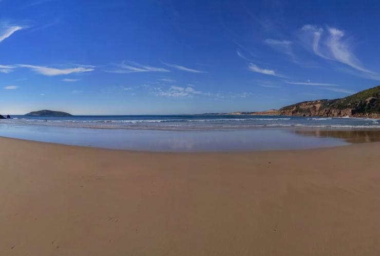 Ein flacher Sandstrand vor der Kulisse sanft rollender Wellen in der Fairy Cove, Wilsons Promontory National Park, Victoria © Mark Watson, Visit Victoria