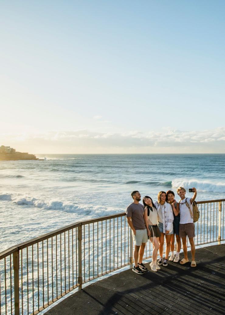 Freunde bei der Aufnahme eines Selfies am Bondi Beach, Sydney, New South Wales © Destination NSW
