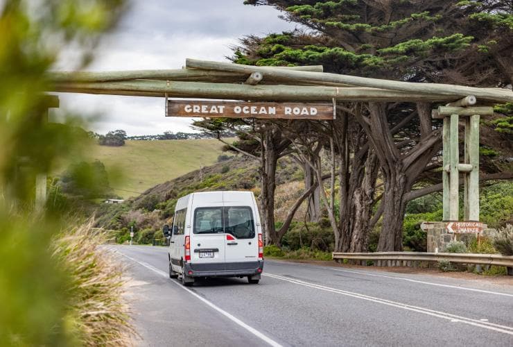 Oceania Tours and Safaris, Great Ocean Road, Victoria © Tourism Australia