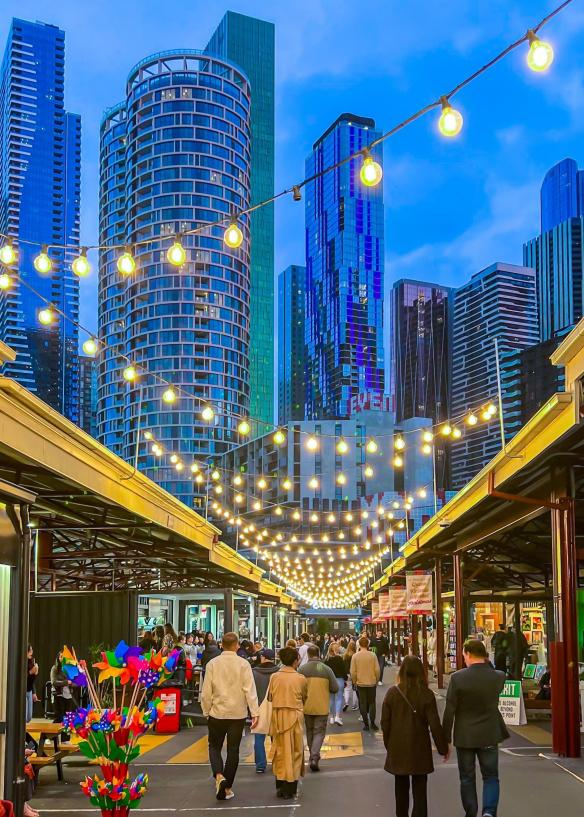 Laneway busy with people and fairy light in Melbourne, Victoria © Tourism Australia
