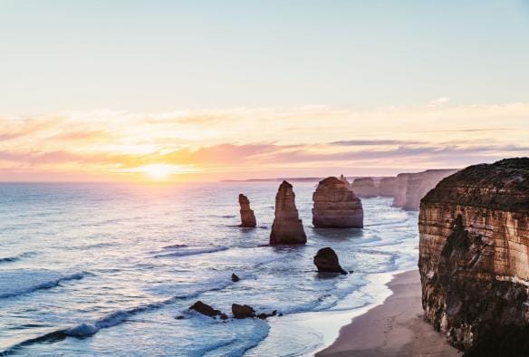 View of the 12 Apostles limestone formations in the ocean, Great Ocean Road, Victoria © Great Ocean Road Tourism / Belinda VanZanen