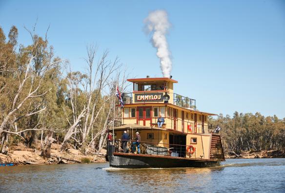 A paddle steamer floating down the Murray River in Echuca, Victoria © Murray River Paddlesteamers