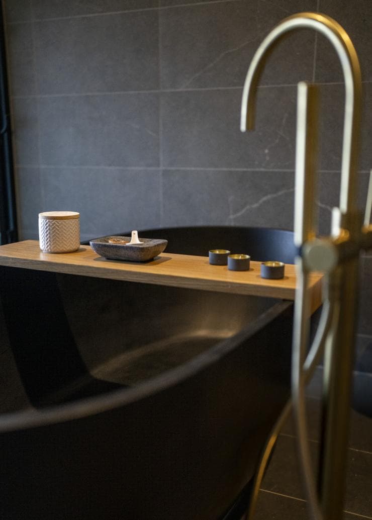 A luxurious black bathtub in a suite at Eden Health Retreat, Currumbin Valley, Queensland © Tourism and Events Queensland