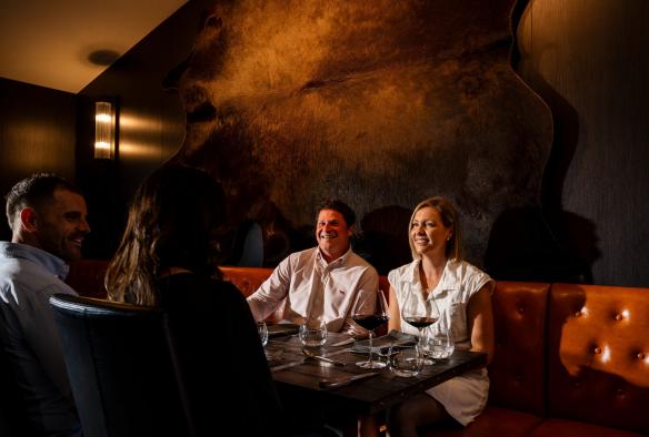 Table of diners at Mayura Station, South Australia © South Australian Tourism Commission