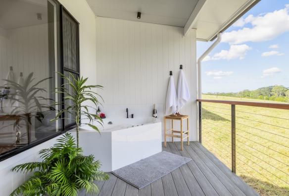 Outdoor bath with farm views, Seven Peaks Farm Stay, Sunshine Coast, Queensland © Seven Peaks Farm Stay