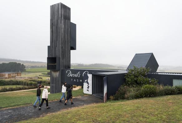 On a misty day, guests walk towards the architectural building Devil’s Corner Winery, East Coast Tasmania, Tasmania © Tourism Australia