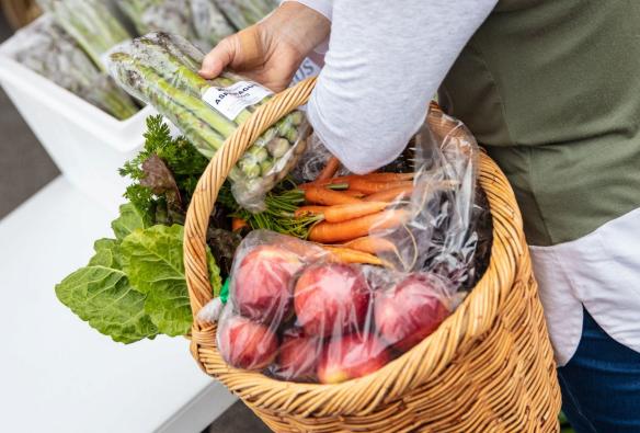 Woman buying fresh produce at Albany Farmers Market, Western Australia © Tourism Australia