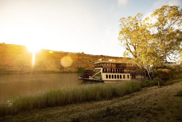 A vintage style boat floats along the Murray River, South Australia © Tourism Australia