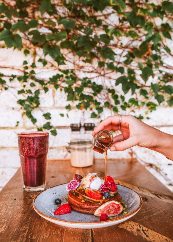 Commune Cafe, Burleigh Heads, QLD © Tourism and Events Queensland