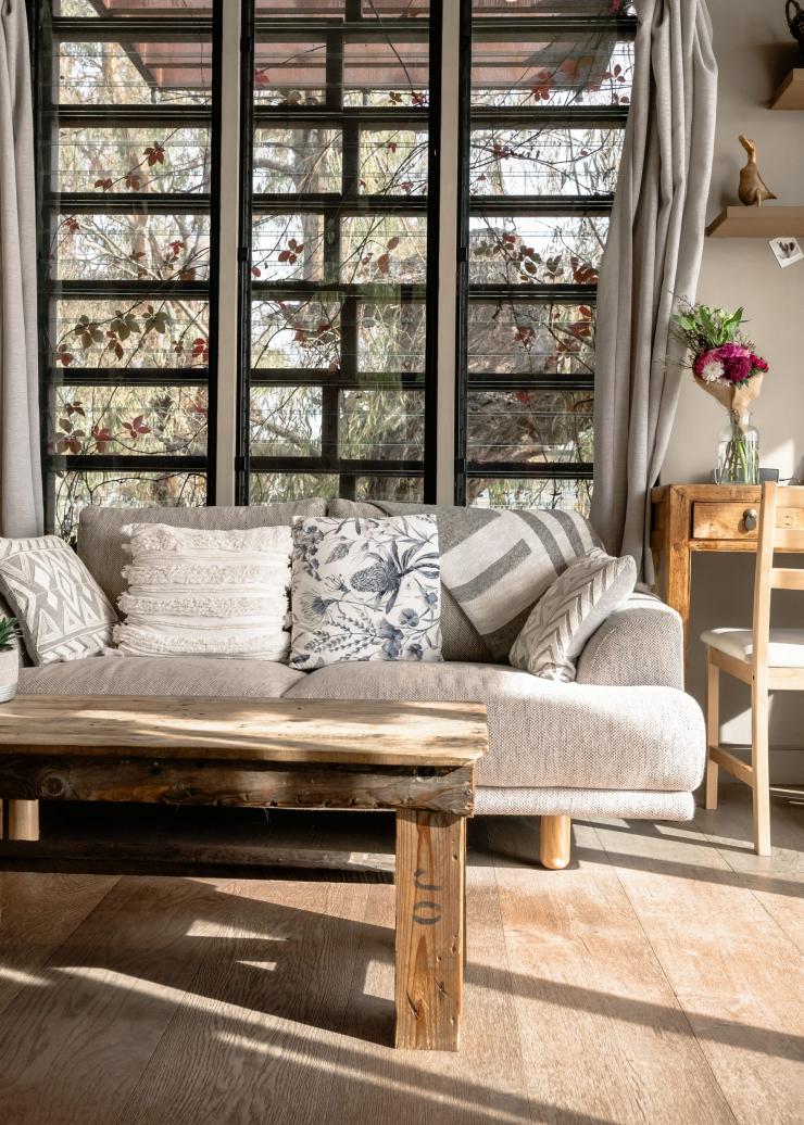 The interior of a lounge room with light streaming in from windows, Bill's Boathouse, Murray River, South Australia © Bash_Images/South Australian Tourism Commission