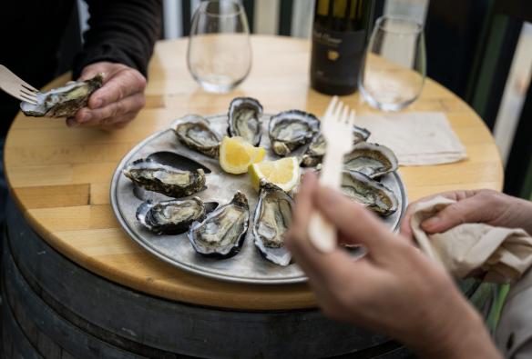 A platter of oysters at Devil's Corner Winery, East Coast, Tasmania © Tourism Australia