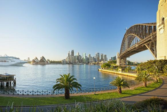 Cruise ship coming into Sydney Harbour, Sydney, New South Wales © Destination NSW
