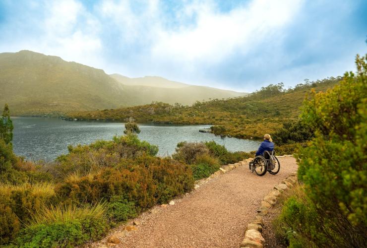 Une femme en fauteuil roulant admire la vue sur Dove Lake, Cradle Mountain-Lake St Clare National Park, Tasmanie © Tourism Australia