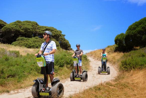 Touristes participant à une excursion en segway sur Rottnest Island, Australie Occidentale © Rottnest Island Authority