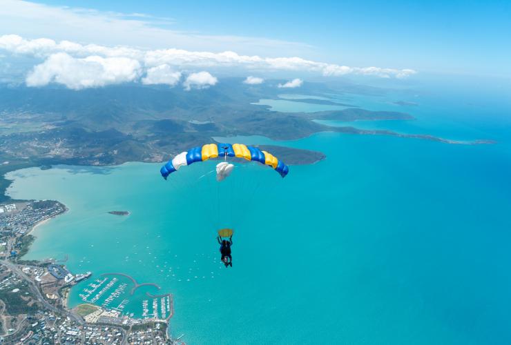 Saut en parachute, Airlie Beach, les îles Whitsunday, QLD © SkyDive Australia