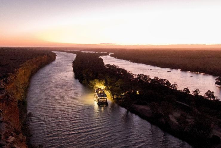 Une vue aérienne du bateau Murray Princess voguant sur la Murray River au crépuscule, Australie du Sud © Tourism Australia