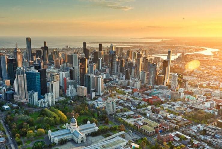 Vue aérienne du paysage urbain au coucher du soleil, Melbourne, Victoria © Tourism Australia