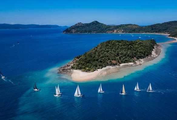 Vue aérienne de la Hamilton Island Race Week, Hamilton Island, Queensland © Salty Dingo