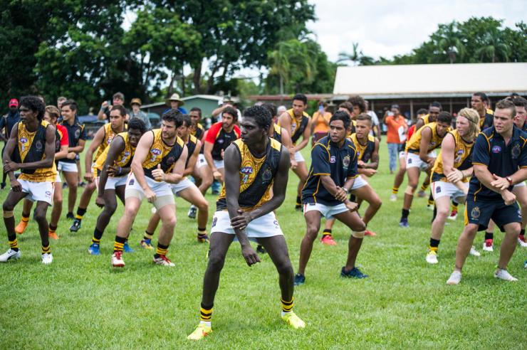 Grande finale de football australien et vente d'œuvres d'art sur les Tiwi Islands, Tiwi Islands, NT © Tourism NT/Shaana McNaught