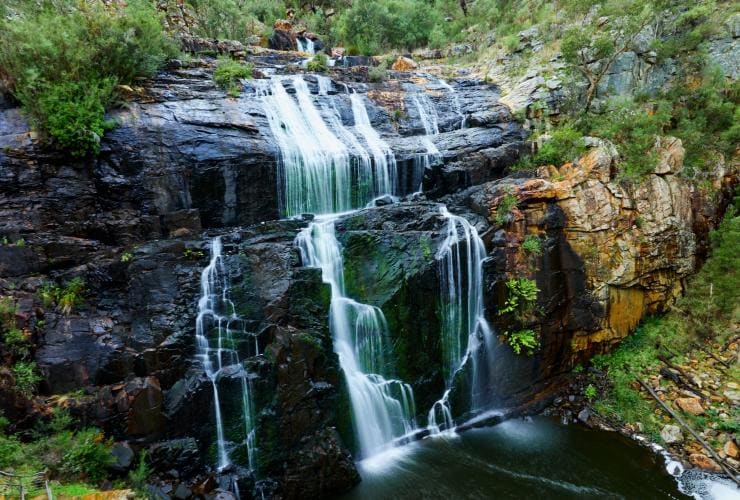 Une grande cascade entourée du bush verdoyant à Ambush Grampians, MacKenzie Falls, Grampians National Park, Victoria © Tourism Australia/Visit Victoria 