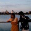 Homme et femme admirant de loin le panorama sur la ville depuis St Kilda Pier, Melbourne, Victoria © Visit Victoria