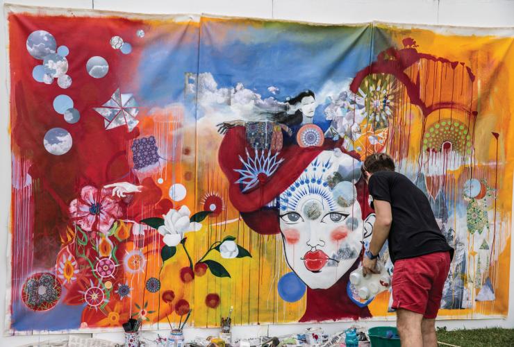 Artiste peignant une fresque murale colorée dans le cadre de l'Adelaide Fringe Festival, Adélaïde, Australie du Sud © Adelaide Fringe Festival