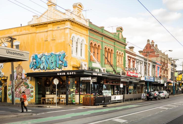 Devantures de magasins et graffitis colorés bordant Chapel Street, Windsor, Melbourne, Victoria © Visit Victoria