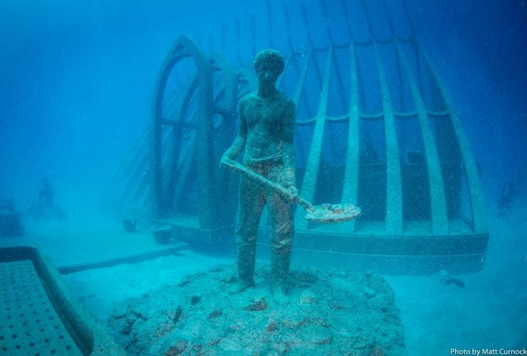 Un plongeur explore l'intérieur d'une sculpture au Museum of Underwater Art, Townsville, Queensland © Tourism and Events Queensland