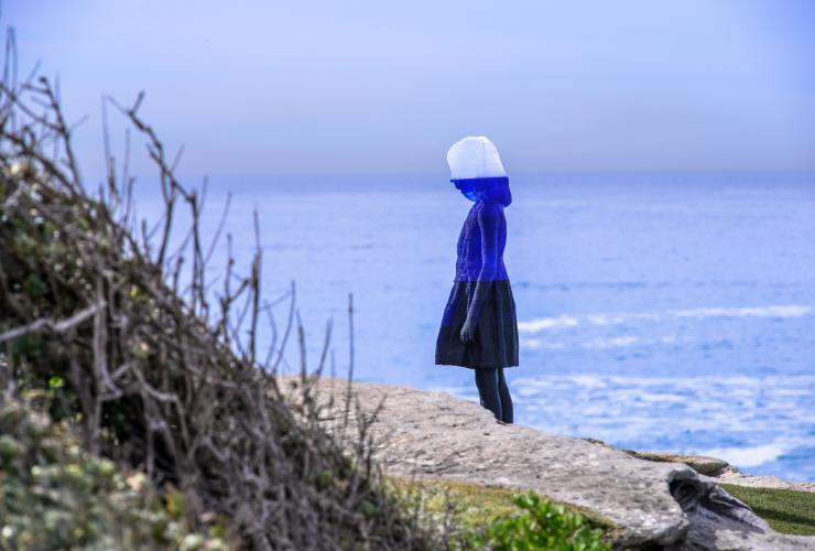 Une sculpture de jeune fille au bord de l'océan, Untitled par Alessandra Rossi, Sculpture by the Sea, Bondi, Nouvelle-Galles du Sud © Clyde Yee