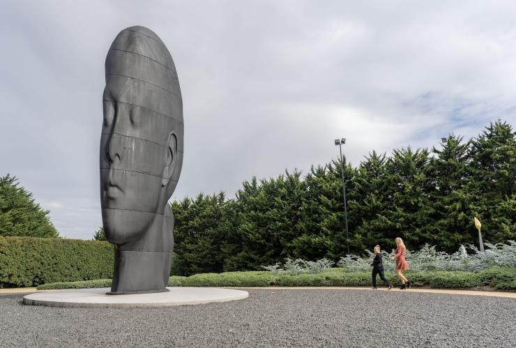 Une sculpture monumentale représentant un visage humain se dresse dans un jardin du Pt Leo Estate, Mornington Peninsula, Victoria © Tourism Australia