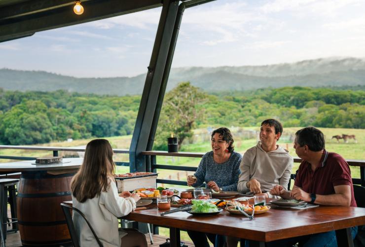 Une famille savourant un repas dans un restaurant surplombant une ferme, Kur-Cow Barnwell Farm, Kuranda, Queensland © Tourism and Events Queensland 