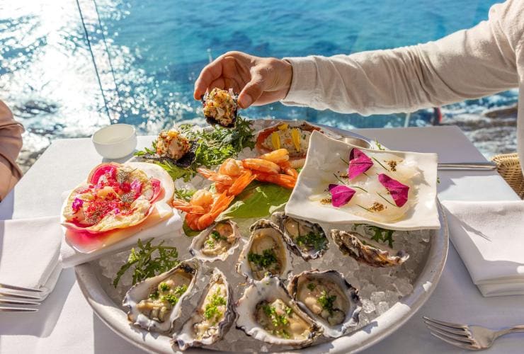 Un plateau de poissons et fruits de mer frais dans un restaurant en bord de mer, Icebergs Dining Room and Bar, Bondi, Nouvelle-Galles du Sud © Tourism Australia 