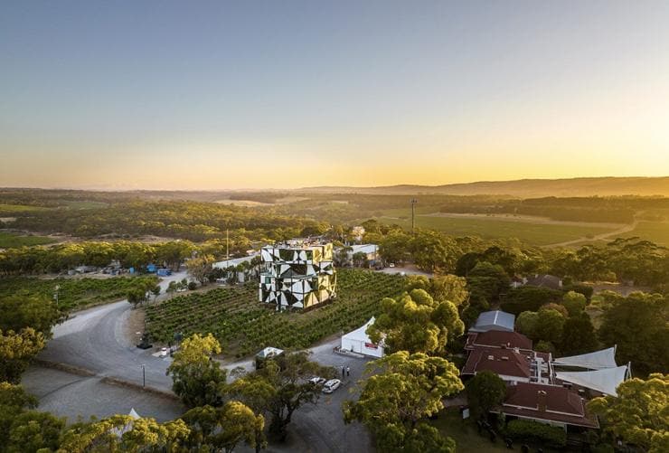 Vue aérienne d’un bâtiment en forme de cube entouré de vignobles, McLaren Vale, Australie du Sud © Tourism Australia