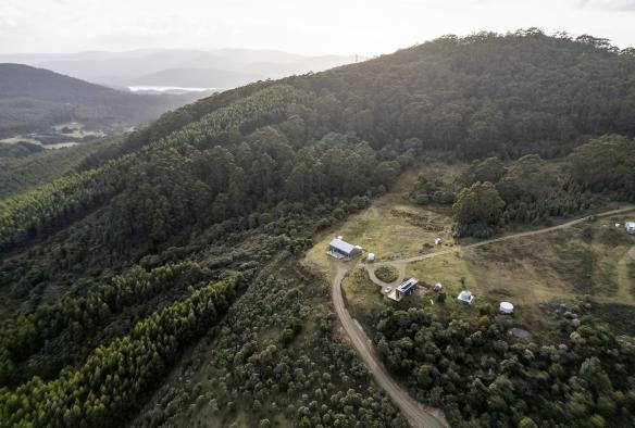 Vue aérienne de la McHenry Distillery, nichée au sommet d'une colline entourée d'arbres dans la Tasman Peninsula, Tasmanie © Tourism Australia