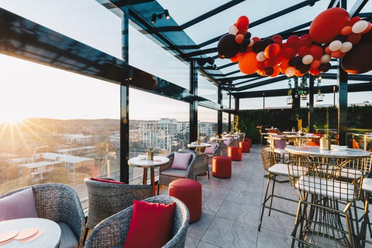 Des tables et des chaises disposées sur le rooftop du Howling Moon, Canberra, Territoire de la Capitale Australienne © VisitCanberra