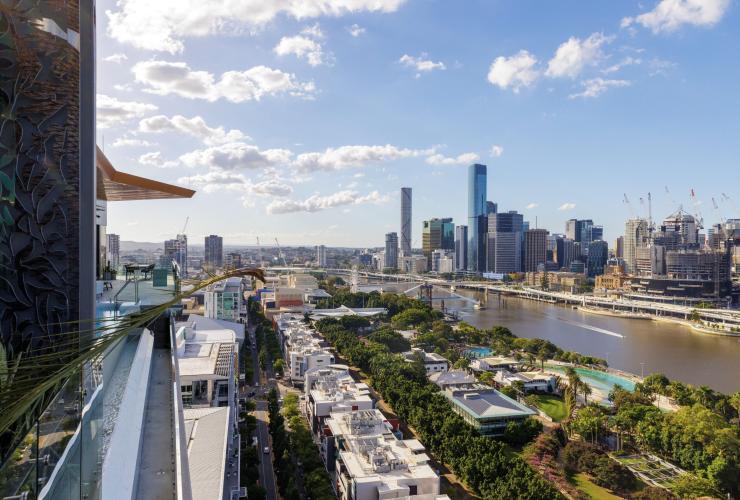 Une vue du paysage urbain de Brisbane depuis The Terrace Rooftop Bar, Brisbane, Queensland © Tourism Australia
