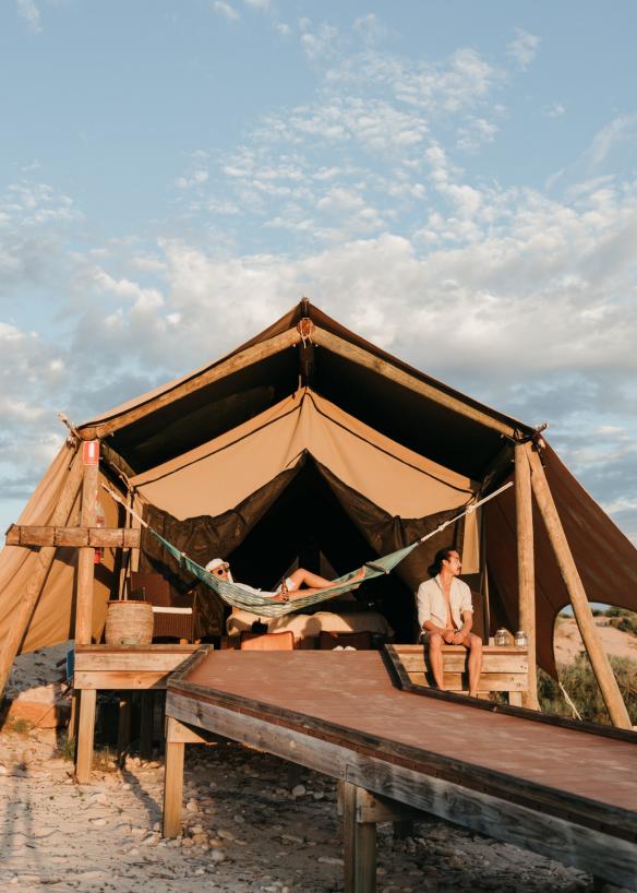 Couple se relaxant sur le hamac et le balcon de leur tente de luxe Sal Salis, Ningaloo Reef, Australie Occidentale © Sal Salis Ningaloo Reef