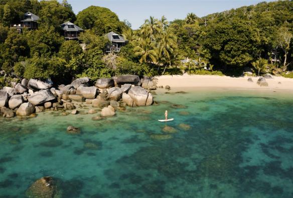 Vue aérienne du littoral de Bedarra Island et de son eau limpide, de ses rochers imposants et impressionnants, de son sable blanc et de ses palmiers verdoyants, sur la Grande Barrière de Corail, Queensland © Tourism Australia