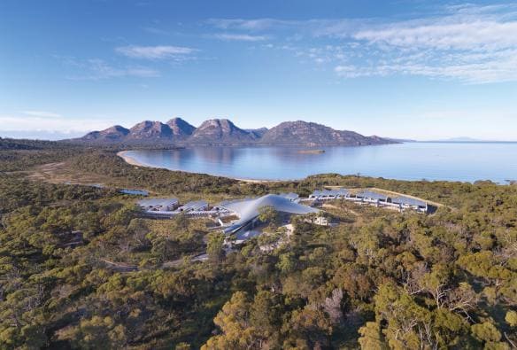 Vue aérienne du vaste hébergement Saffire Freycinet, situé en pleine contrée sauvage verdoyante, au bord de Coles Bay, Freycinet, Tasmanie © Saffire Freycinet