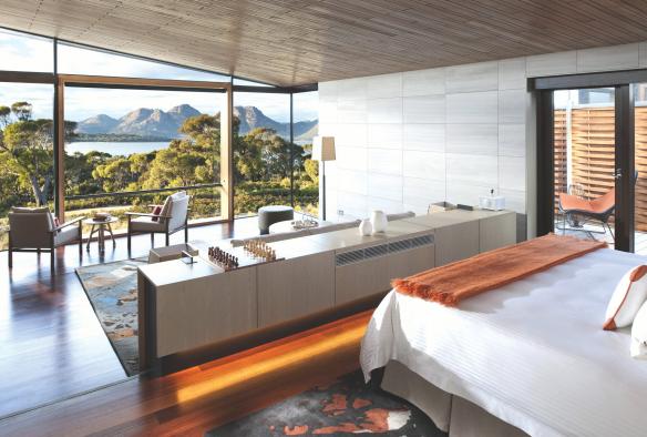Intérieur d'un hébergement luxueux doté de baies vitrées panoramiques offrant une vue imprenable sur Freycinet au Saffire Freycinet, Peninsula, Tasmanie © Saffire Freycinet
