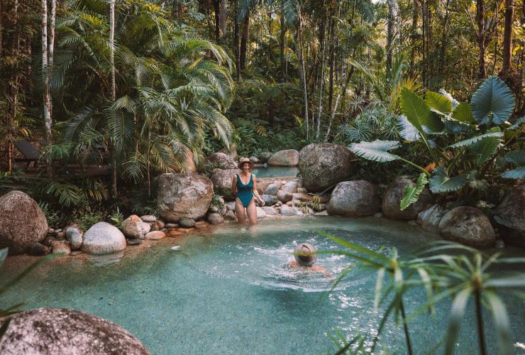 Couple nageant dans la piscine du Silky Oaks Lodge, forêt tropicale de Daintree, Queensland © Tourism and Events Queensland