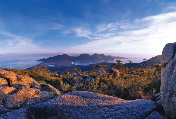 Wineglass Bay depuis Mt Amos, Freycinet, Tasmanie © Tourism Tasmania / John de la Roche