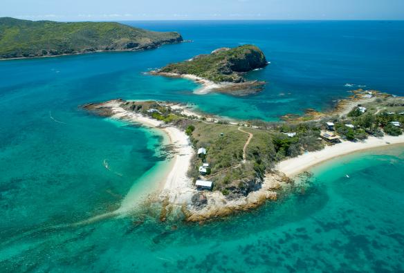 Vue aérienne des rives de sable blanc, de l'eau bleue et de la verdure luxuriante de Pumpkin Island, sud de la Grande Barrière de Corail, Queensland © Tourism and Events Queensland