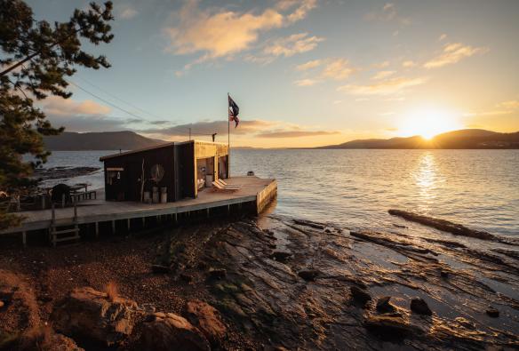 Coucher du soleil sur l'océan à Satellite Island, Tasmanie © Jason Charles Hill